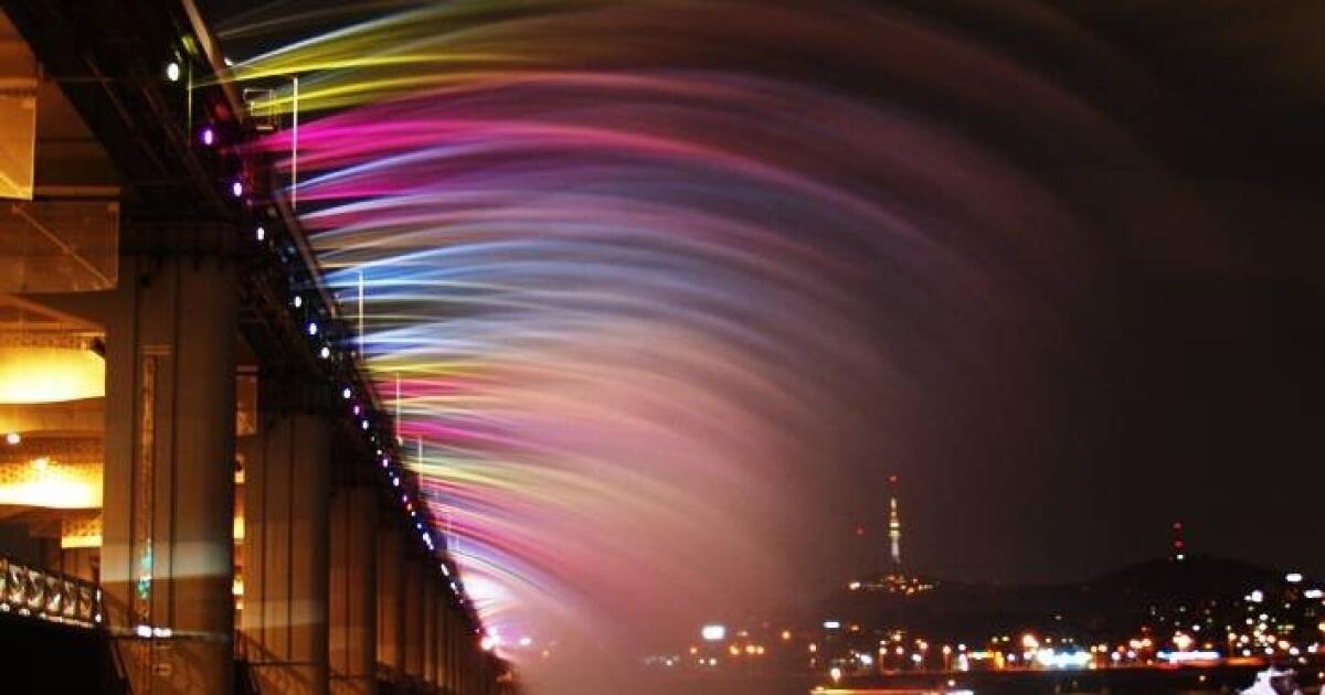 Радужный мост. Banpo Bridge Moonlight Rainbow Fountain. Радуга в Сеуле. Радуга над мостом. Фонтан радуги в Сеуле зимой.