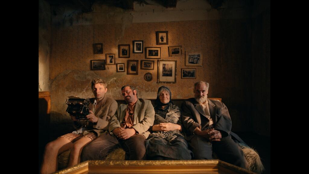 Filmová novinka Kronika večných snílkov je voľnou a originálnou reinterpretáciou klasického diela Ťapákovci.