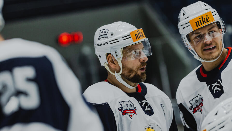 Na snímke Michal Sersen (Slovan) počas zápasu 11.kola základnej časti hokejovej Tipos Extraligy medzi HC Slovan Bratislava a HC Nové Zámky.