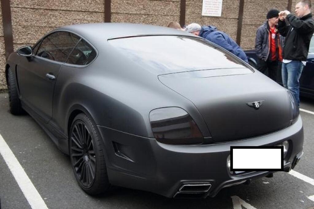 Medzi milovníkov rýchlych áut patrí určite aj bývalý kapitán slovenskej futbalovej reprezentácie Martin Škrtel. Počas pôsobenia v anglickom Liverpoole sa vozil na čiernom Bentley Continental. Jeho cena bola mierne nad 150-tisíc eur.