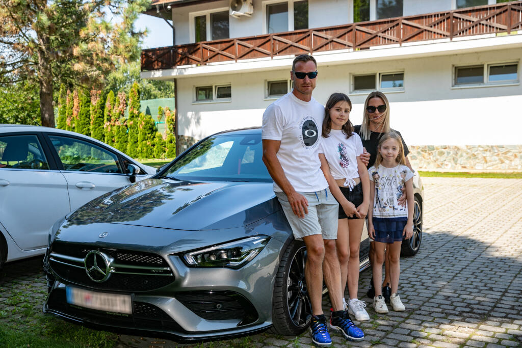 Náš rýchlostný kanoista s manželkou Denisou a dcérami Larou a Sárou.