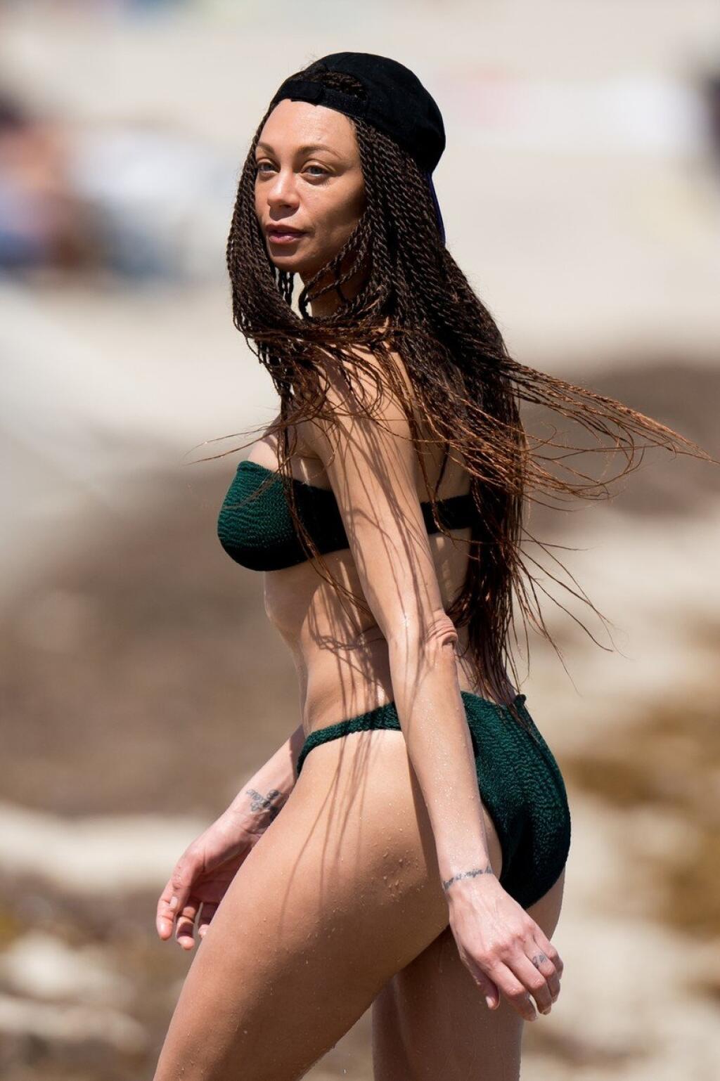 Lilly Beckerová na pláži.