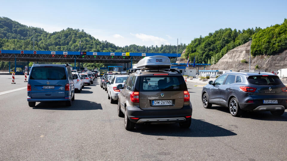 Dovolenka v Chorvátsku po viac ako roku pandémie. V najobľúbenejšej destinácii Slovákov vítajú turistov s otvorenou náručou. Kontroly sú minimálne, no Chorváti dodržiavajú všetky opatrenia, aby prilákali čo najviac ľudí.