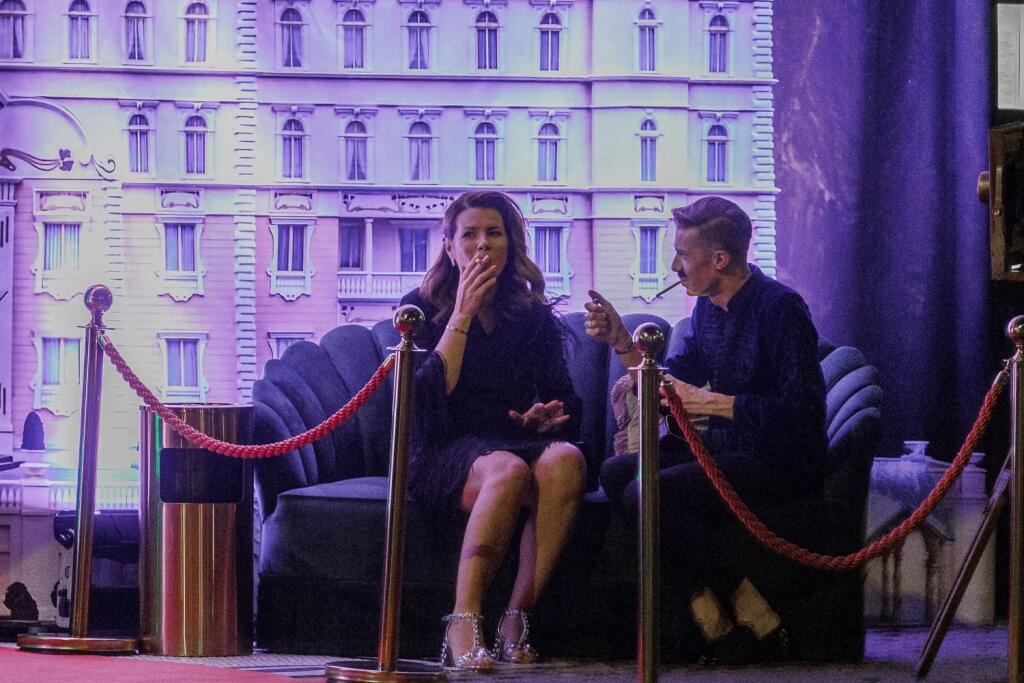 To, že to nebola len taká obyčajná oslava, dokumentovali kostýmy všetkých prítomných. Niesla sa v štýle známeho filmu Grandhotel Budapešť, čomu zodpovedal dress code.