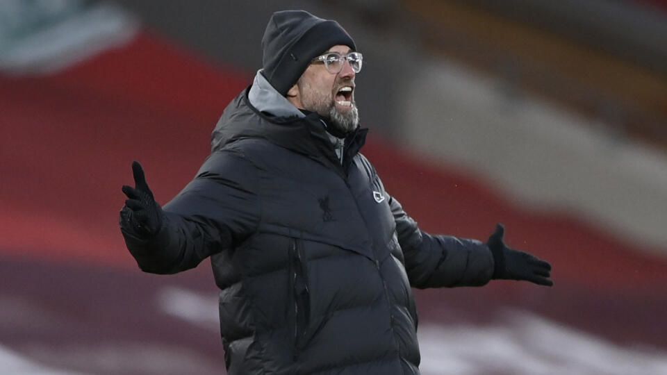 KK69 Liverpool - Tréner Liverpoolu Jürgen Klopp počas zápasu 23. kola anglickej Premier League FC Liverpool - Manchester City 7. februára 2021 v Liverpoole. FOTO TASR/AP
Liverpool's manager Jurgen Klopp gestures during the English Premier League soccer match between Liverpool and Manchester City at Anfield Stadium, Liverpool, England, Sunday, Feb. 7, 2021. (Laurence Griffiths/Pool via AP)