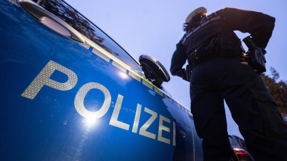 WA 21 archív Stuttgart - Na archívnej snímke z 30. novembra 2023 policajtka stojí pri policajnom aute v Stuttgarte. Pre podozrenia z členstva v zahraničnom teroristickom zoskupení nariadila nemecká spolková prokuratúra zatknutie štyroch osôb v metropole Berlín a v holandskom Rotterdame, informuje TASR podľa agentúry DPA vo štvrtok 14. decembra 2023. FOTO TASR/DPA
ARCHIV - 30.11.2023, Baden-WĂĽrttemberg, Stuttgart: Eine Polizistin steht im Rahmen eines Fototermins neben einem Polizeifahrzeug (ge