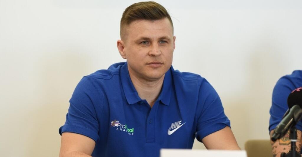 Peter Ďuriš je bývalý ligový futbalista, ktorý je v súčasnosti mládežnícky tréner a zároveň futbalový expert RTVS.