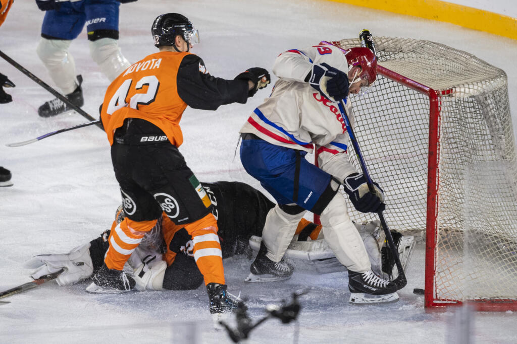 Na snímke zľava Miroslav Novota (Košice), Milan Kytnár (Slovan), dole brankár Jaroslav Janus (Košice), ktorý inkasuje gól počas zápasu 24. kola Tipos extraligy HC Slovan Bratislava - HC Košice pod holým nebom na ploche Národného futbalového štadióna v rámci podujatia Kaufland Winter Games v Bratislave v nedeľu 15. januára 2023.
