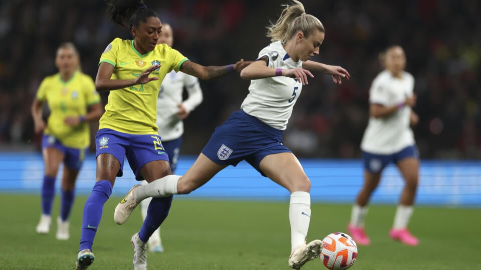 KK56 Londýn - Anglická futbalistka  Leah Williamsonová v súboji o loptu s Brazílčankou Kerolinou počas futbalového zápas žien Finalissima medzi Anglickom a Brazíliou v Londýne vo štvrtok 6. apríla 2023. FOTO TASR/AP
England's Leah Williamson is challenged by Brazil's Kerolin during the Women's Finalissima soccer match between England and Brazil at Wembley stadium in London, Thursday, April 6, 2023. (AP Photo/Ian Walton)