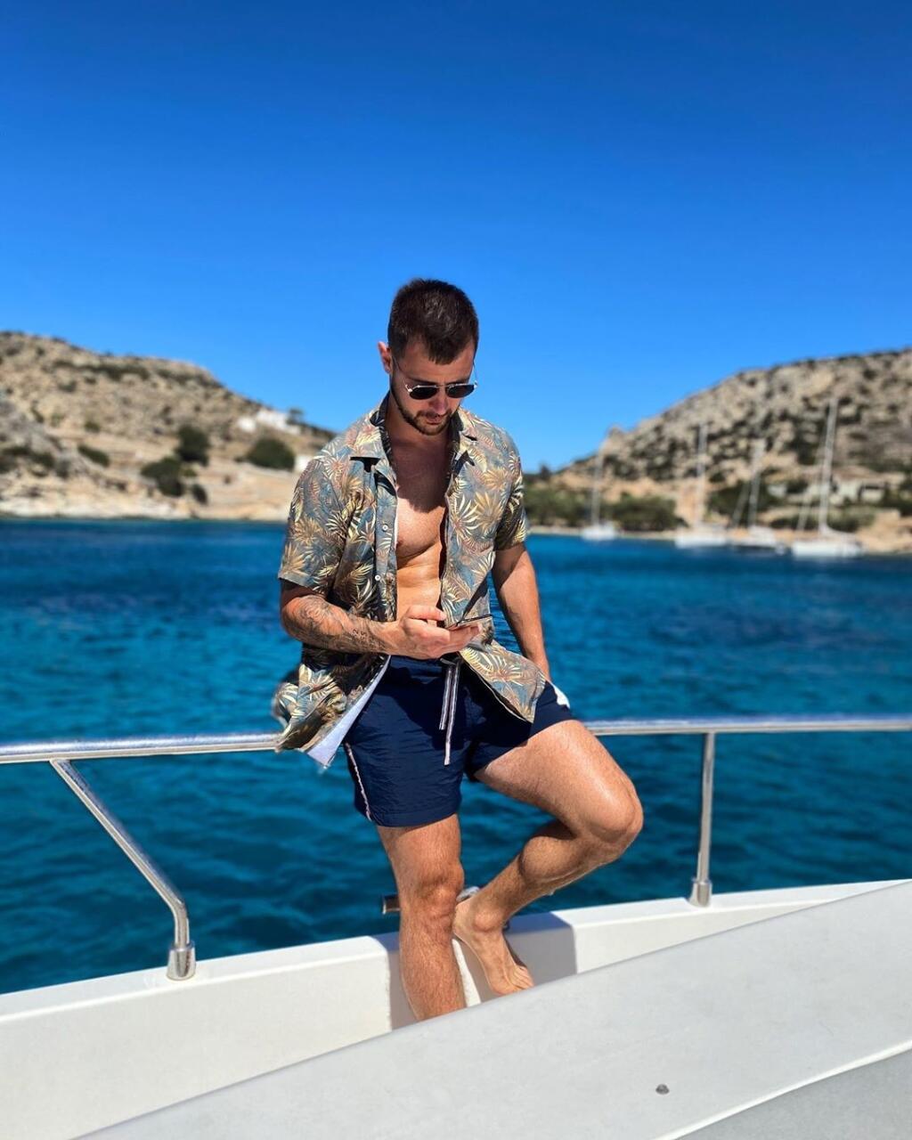 Tomáš Tatar si užil dovolenku na Stredozemnom mori spolu s priateľkou Veronikou.