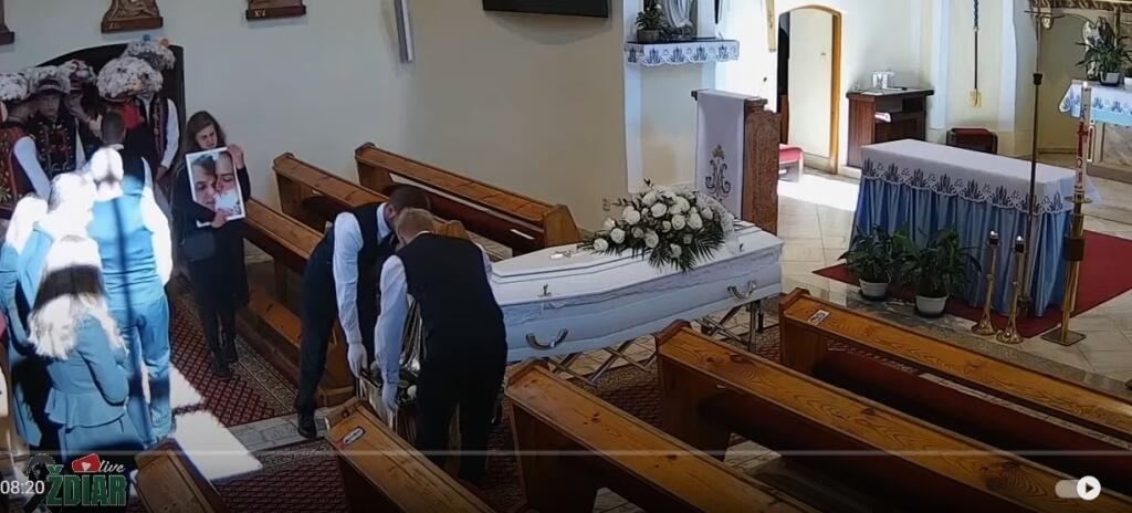 Pred bielou truhlou sa vynímala fotografia Mareka a jeho lásky Broni. Rodičia ich zasnúbili pred pohrebom. Pochovali ich v ten istý deň.