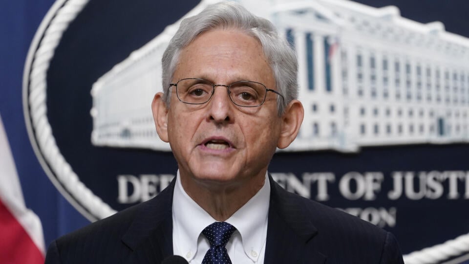 Americký minister spravodlivosti Merrick Garland odpovedá na otázky novinárov počas tlačovej konferencie na ministerstve spravodlivosti vo Washingtone 11. augusta 2022. Garland vo štvrtok vyhlásil, že osobne schválil pondelkovú domovú prehliadku u bývalého prezidenta Donalda Trumpa na Floride. Podľa neho existovalo podozrenie, že exprezident sa dopustil nezákonného postupu. Podrobnosti prípadu neuviedol, avšak dodal, že požiadal súd o možnosť ich zverejnenia.