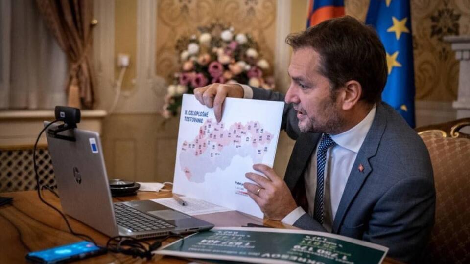 Taliansky novinár David Carretta si na sociálnej sieti Twitter uťahoval z premiéra Igora Matoviča. Z fotky na ktorej premiér ukazuje obrázok smerom do monitora podľa novinára vypovedá o tom,