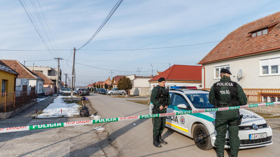 Na snímke príslušníci Policajného zboru Slovenskej republiky vykonávajú potrebné úkony v dome na Brezovej ulici v obci Veľká Mača, v ktorom došlo k dvojnásobnej vražde. 