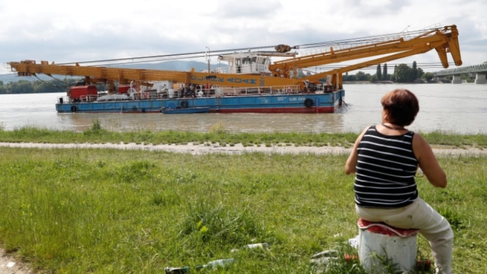 Plávajúci žeriav Clark Ádám, ktorý je najväčším v strednej Európe, v stredu dorazil k prístavu budapeštianskeho predmestia Újpest, kde aj zakotvil.