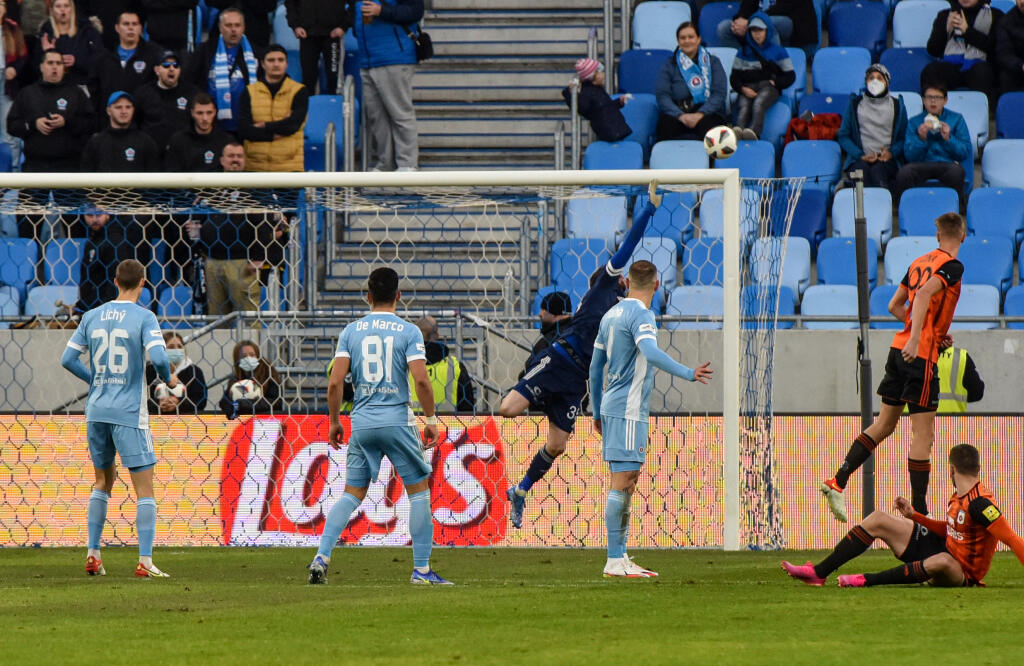 Nové opatrenia sa dotknú rovnako futbalových ako aj hokejových klubov.
