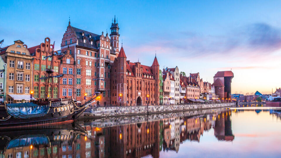 Gdansk,Old,Town,And,Famous,Crane,At,Amazing,Sunrise.,Gdansk.