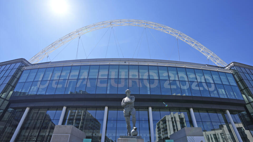 WA 34 Londýn - Socha legendárneho anglického futbalistu Bobbyho Moorea sa nachádza na nápisom UEFA EURO 2020 pred štadiónom Wembley pred blížiacim sa európskym šampionátom vo futbale v Londýne 9. júna 2021. Majstrovstvá Európy vo futbale sa mali pôvodne konať od 12. júna do 12. júla 2020, pre pandémiu koronavírusu sa však uskutočnia 11. júna až 11. júla 2021 v jedenástich mestách v jedenástich krajinách. Na všetky štadióny, od Petrohradu po Sevillu, od Londýna po Baku, budú mať v určitej miere p