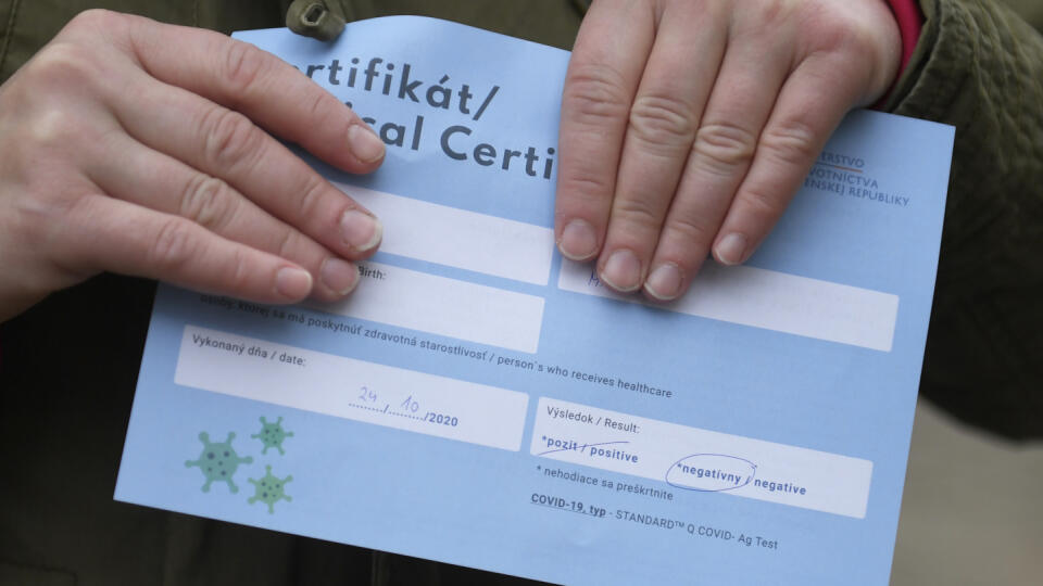 Bez certifikátu s negatívnym výsledkom by ste najbližšie dni ani nemali vyjsť z domu. Vyžadovať ho od vás môžu v obchodoch aj v práci.