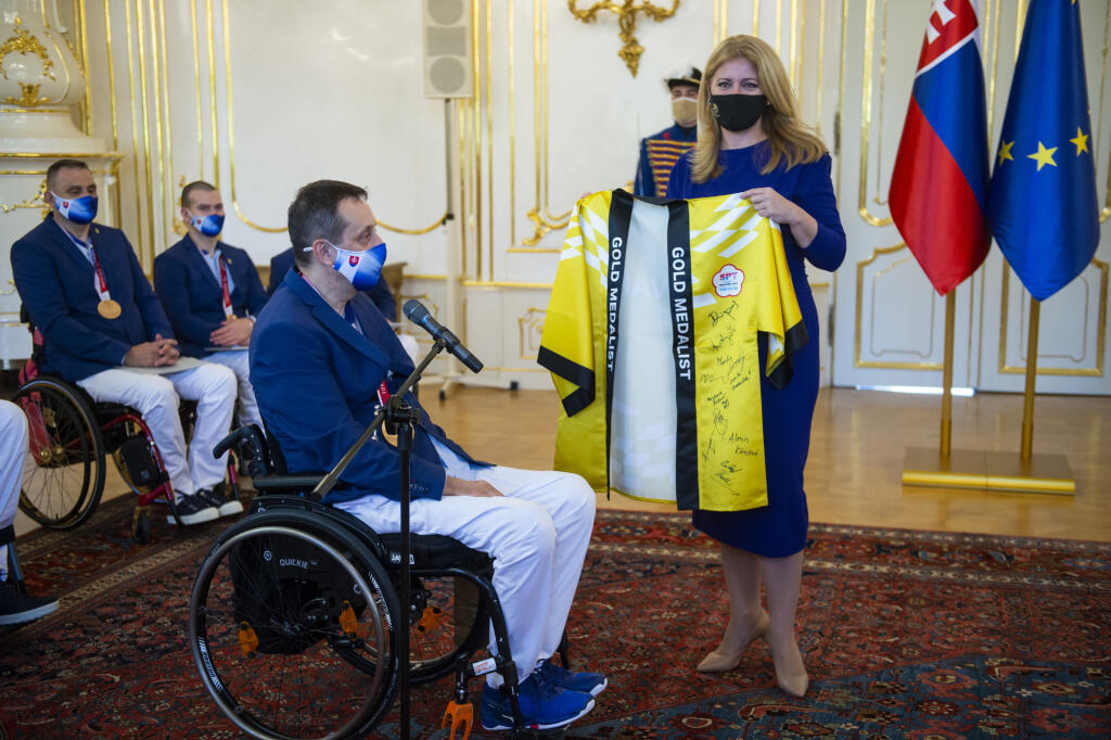 Prezidentka SR Zuzana Čaputová odovzdala ďakovné listy medailistom z Paralympijských hier 2020 v Tokiu. Na snímke zľava prezident Slovenského paralympijského výboru (SPV) Ján Riapoš a prezidentka SR Zuzana Čaputová počas prijatia v Prezidentskom paláci 10. septembra 2021 v Bratislave. FOTO TASR - Jakub Kotian