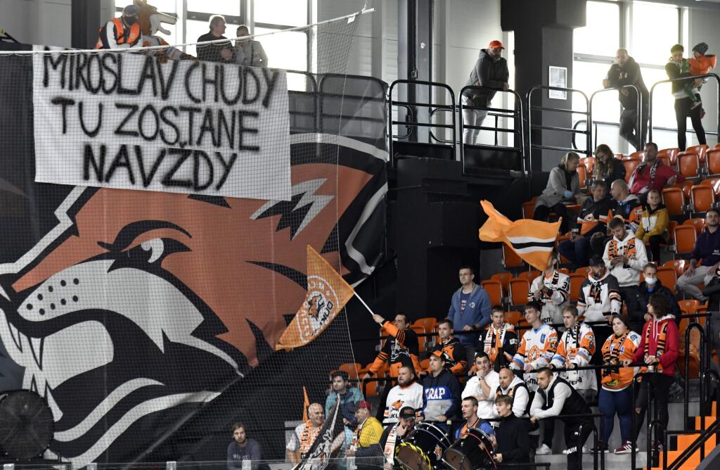 Na snímke diváci počas zápasu 1. kola Tipos extraligy HK Dukla Ingema Michalovce - HC Nové Zámky 24. septembra 2021 v Michalovciach. FOTO TASR – Roman Hanc