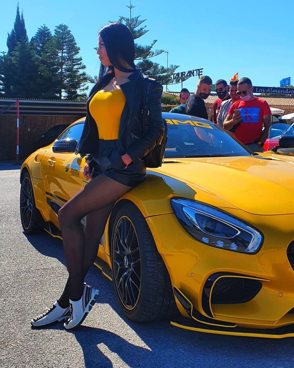 Sexi Nadia Alexandrovová pochádza z Bulharska a v Španielsku sa okrem futbalistu venuje predaju luxusných áut.