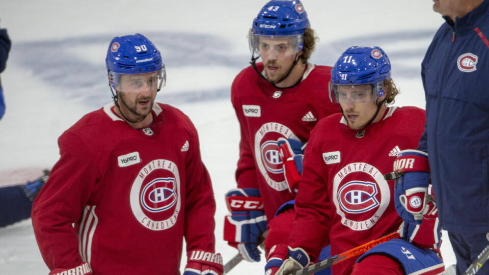 Hokejisti Montrealu Canadiens zľava, Tomáš Tatar, Jordan Weal a Brendan Gallagher.