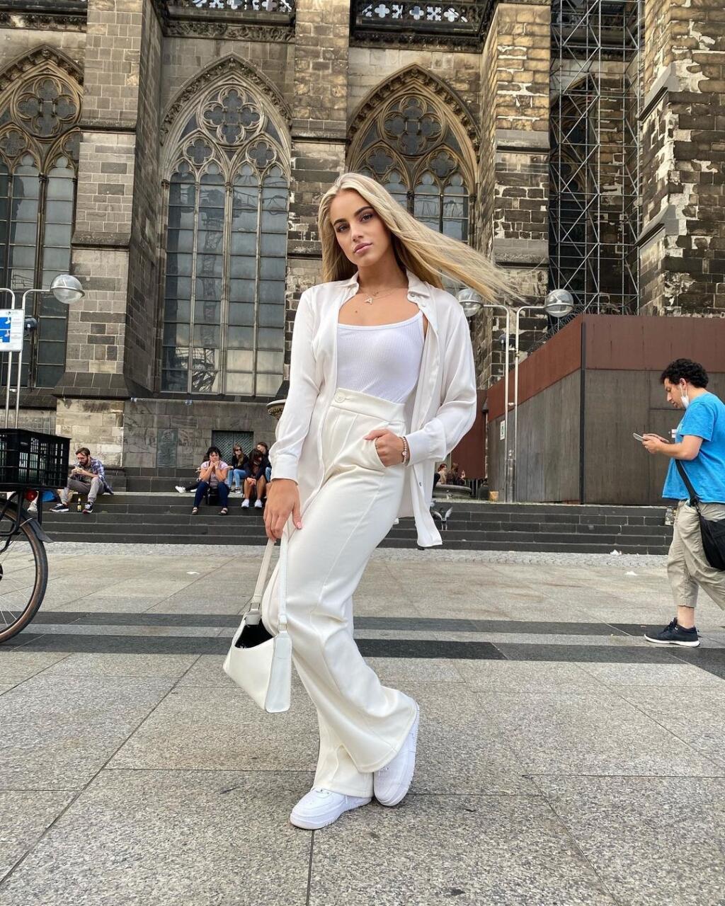 Sexi Ana Maria Markovič sa okrem futbalu živí aj modelingom. Určite sa v ňom nestratí.