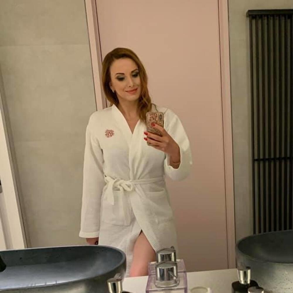 Adriana Pčolinská na sociálnej sieti napísala: „Práca, rokovania, veľa čítania a pomaly už aj moji diplomanti na vysokej škole sa mi hlásia a popoludnia s mojou malou princeznou. Popritom všetkom som sa však naučila nájsť si čas aj pre seba.“
