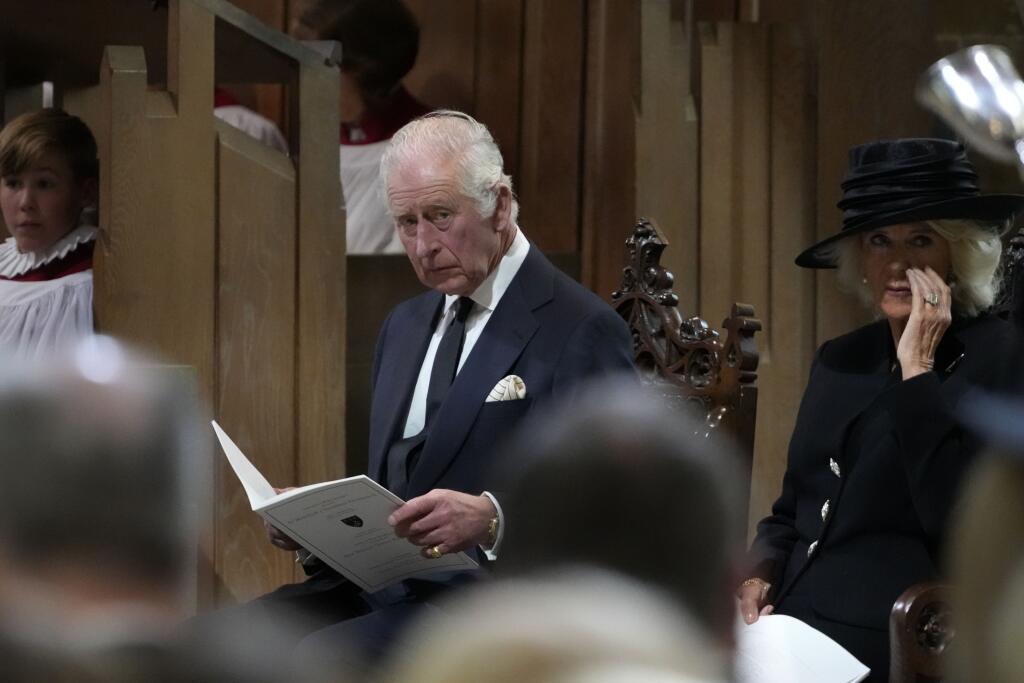 Britský kráľ Karol III. (uprostred) a Camilla, kráľovná manželka (vpravo) počas bohoslužby a modlitby pre zosnulú britskú kráľovnú Alžbetu II. v katedrále Llandaff v Cardiffe vo Walese 16. septembra 2022.