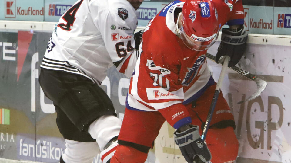 Na snímke zľava Brian Ihnačák (Banská Bystrica) a Andreas Štrauch (Liptovský Mikuláš) počas hokejového zápasu 8. kola Tipos extraligy HC'05 Banská Bystrica - MHk 32 Liptovský Mikuláš vo Zvolene 26. januára 2021. FOTO TASR - Ján Krošlák