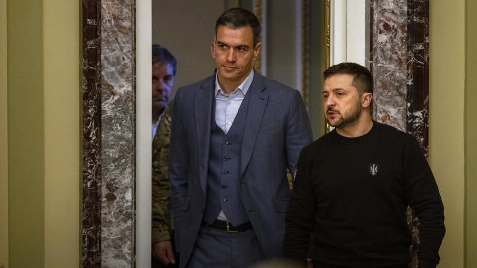 Ukrajinský prezident Volodymyr Zelenskyj (vpravo) a španielsky premiér Pedro Sánchez prichádzajú na tlačovú konferenciu 23. februára 2023 v Kyjeve.