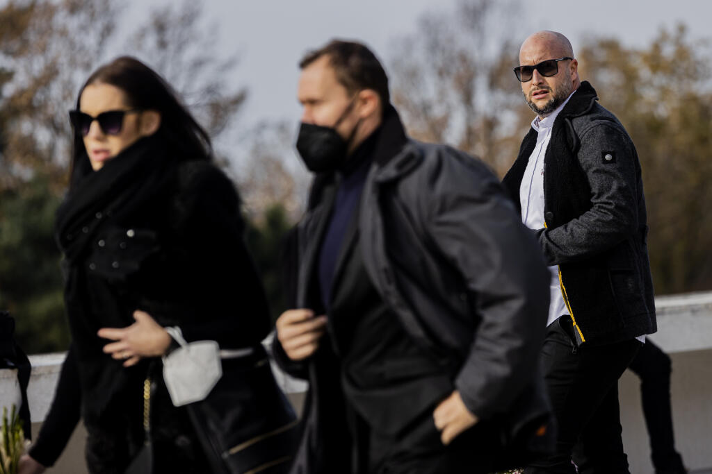 Smútoční hostia prichádzajú na poslednú rozlúčku s tragicky zosnulým Dušanom Pašekom mladším. Pašeka ml. našli obeseného na bratislavskej Kolibe 5. novembra 2021.