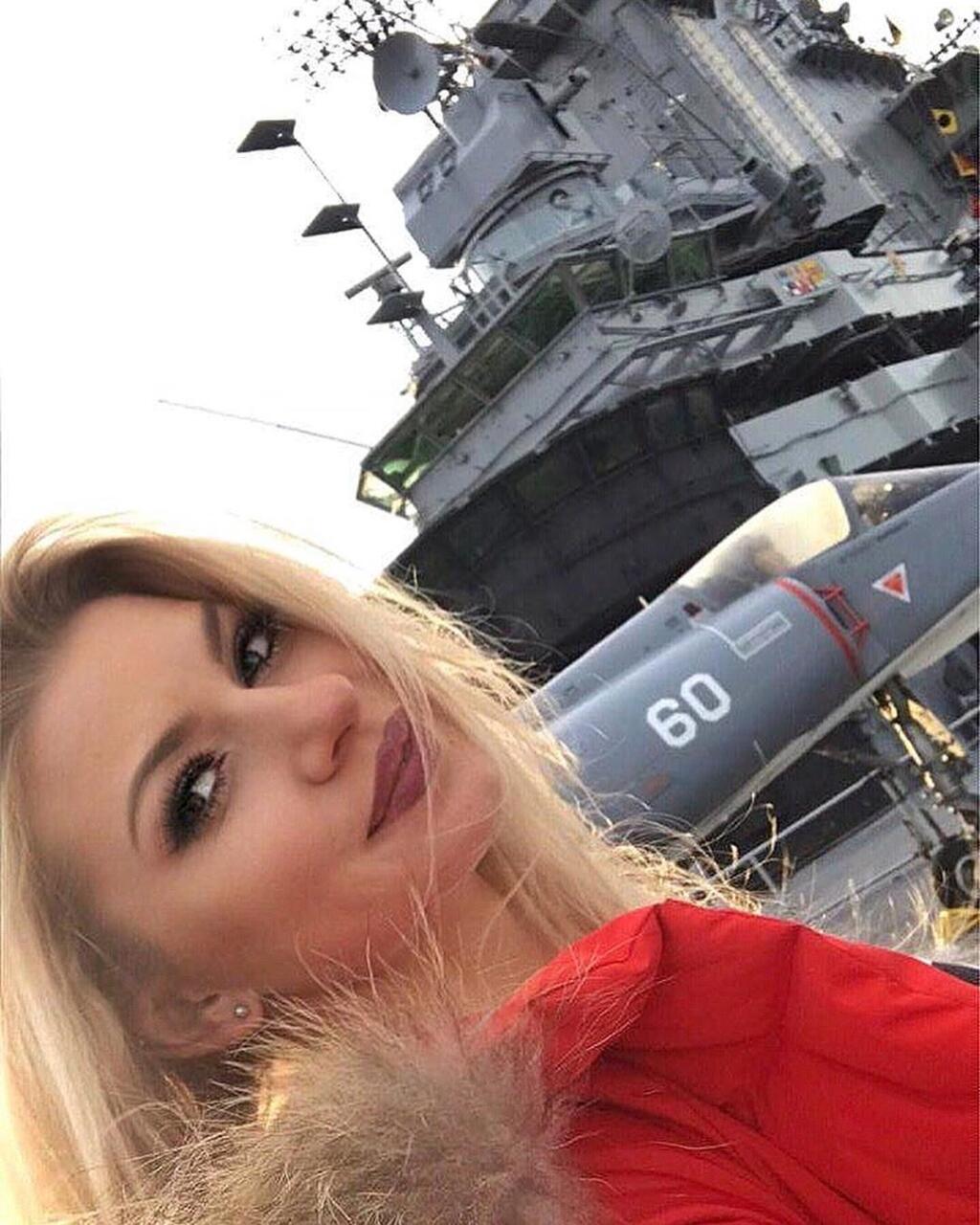 Martinková na výlete pri americkej bojovej lodi USS Intrepid.