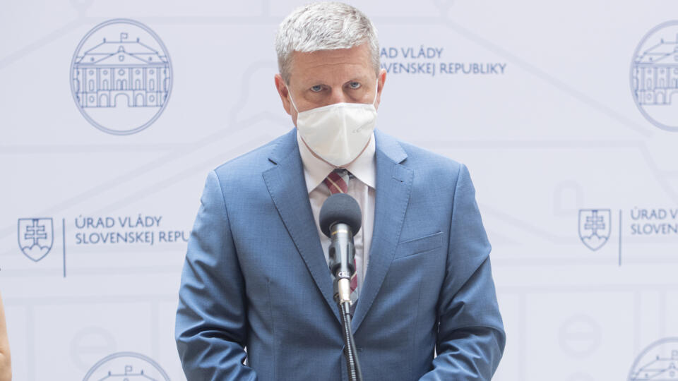 Na snímke minister zdravotníctva SR Vladimír Lengvarský (nominant OĽaNO) počas vyhlásenia pred začiatkom 10. rokovania vlády SR 12. mája 2021 v Bratislave. Rezort zdravotníctva pripravuje registráciu na očkovanie, v rámci ktorej by si občania mohli voľne vybrať vakcíny na očkovanie proti ochoreniu COVID-19. Možnosťou by boli aj neregistrované vakcíny. Vakcínou od AstraZeneca by sa na Slovensku malo očkovať aj naďalej. FOTO TASR - Martin Baumann