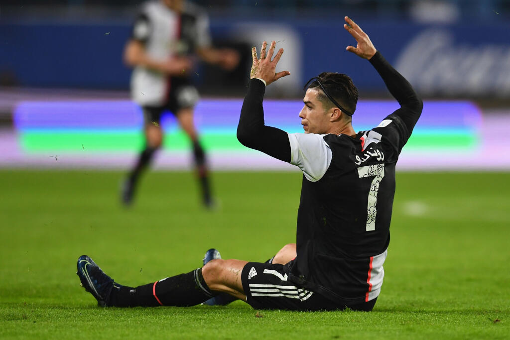 Cristiano Ronaldo sa dal zo Španielska na odchod do Talianska, kde oblieka čierno-biely dres turínskeho Juventusu. V Španielsku chýba, a nie len Messimu.