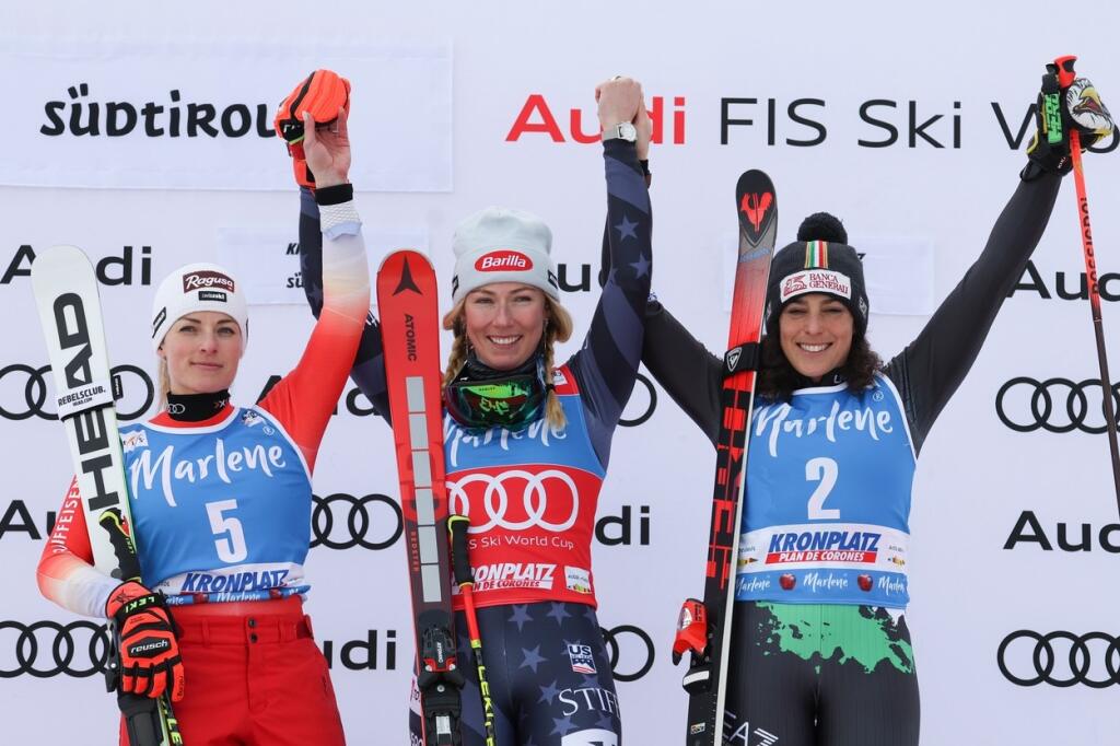Víťazné trio z obrovského slalomu v Kronplatz - Lara Gutová Behramiová, Mikaela Shiffrinová a Frederica Brignoneová.