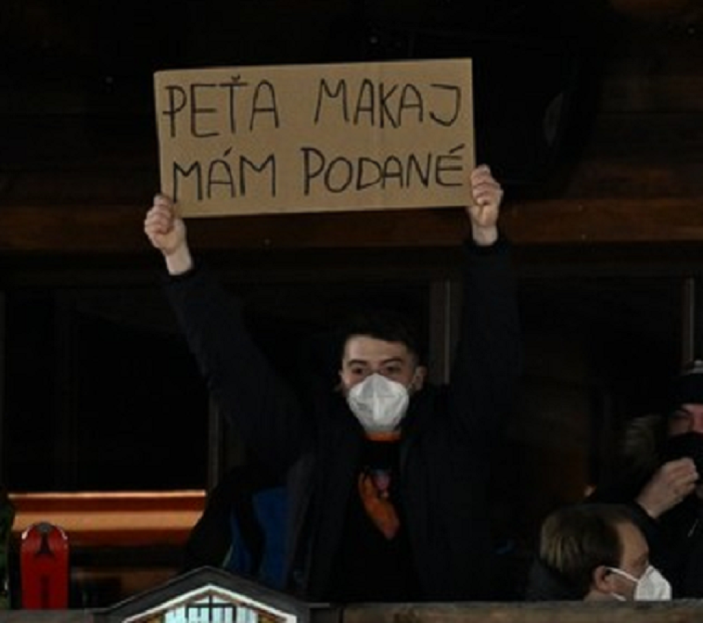 Vlhovú podporovali aj v Schladmingu slovenskí fanúšikovia. Jeden z nich vytiahol na slovenskú lyžiarku transparent s vtipným odkazom: