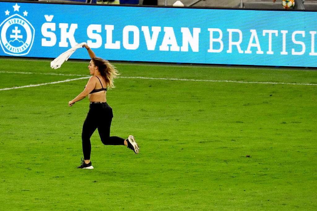 Narušiteľka počas zápasu Slovana s PAOK-om urobila poriadnu šou.