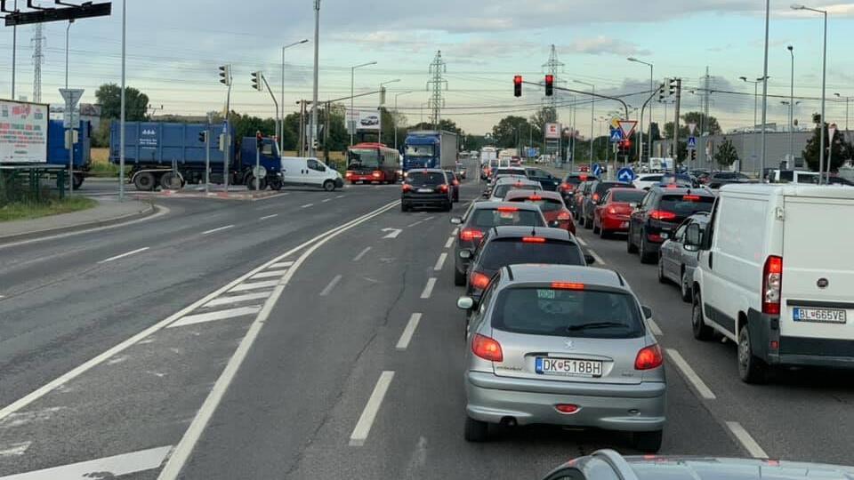 Premávku v Bratislave komplikujú zápchy a dopravné nehody