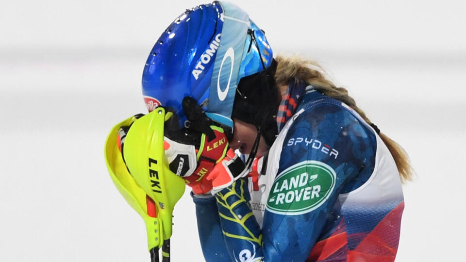 Na snímke americká lyžiarka americká lyžiarka Mikaela Shiffrinová sa teší v cieli z víťazstva v nočnom slalome Svetového pohára žien v rakúskom Flachau 12. januára 2021. FOTO TASR - Martin Baumann