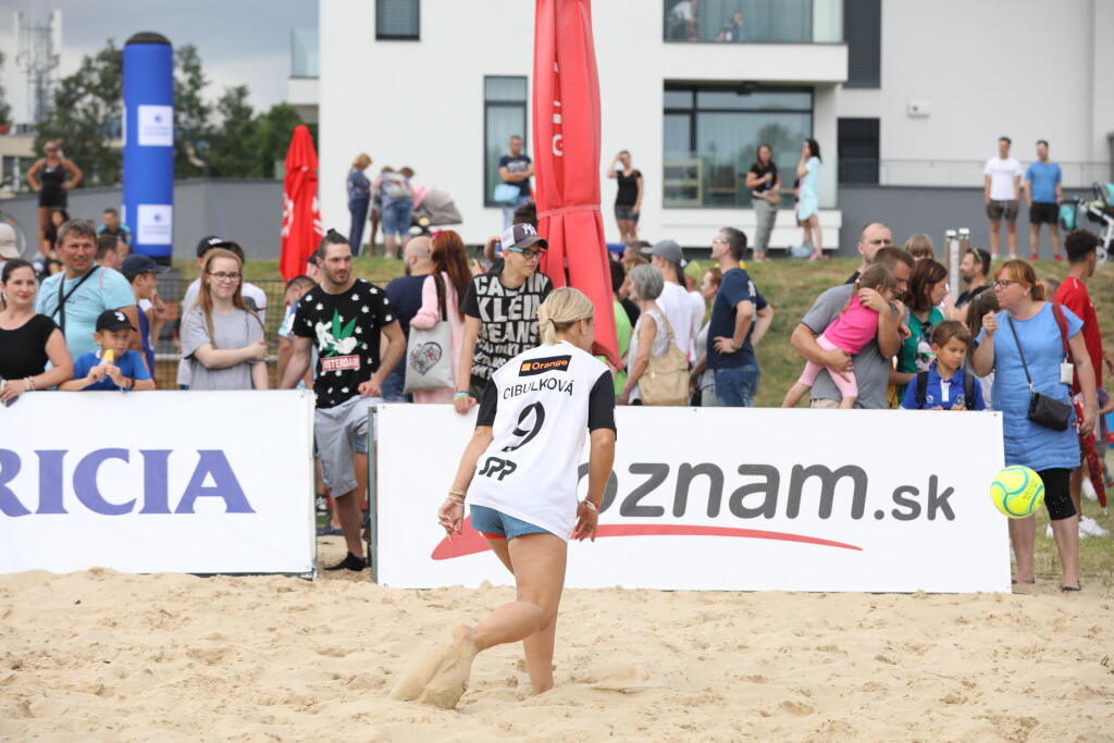 Dominika Cibulková ukázala niečo aj s futbalového umenia. Nechýbal jej pri tom úsmev na tvári.