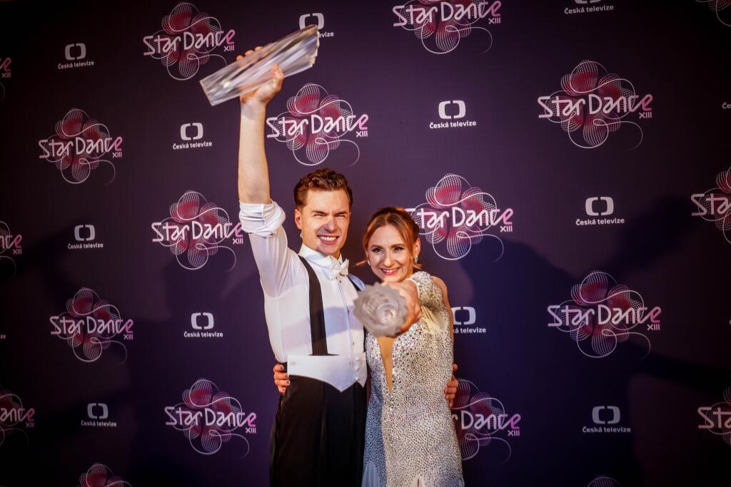 Víťazmi StarDance sa stali herec Oskar Hes a jeho tanečná partnerka Kateřina Bartuněk Hrstková.