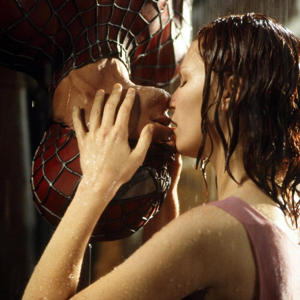 Kirsten Dunst ako Mary Jane Watson pobozkala svojho záchrancu z rovnomenného filmu.