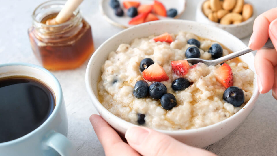 Oatmeal,Porridge,With,Berries,And,Honey.,Healthy,Breakfast,Food.,Eating