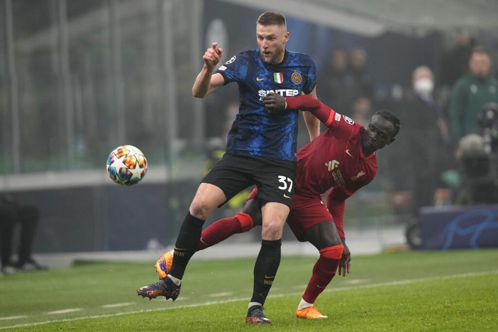 Slovenský futbalista v drese Interu Miláno Milan Škriniar (vľavo) a hráč Liverpoolu Sadio Mane bojujú o loptu počas 1. zápasu osemfinále Ligy majstrov Inter Miláno - FC Liverpool v Miláne v stredu 16. februára 2022.