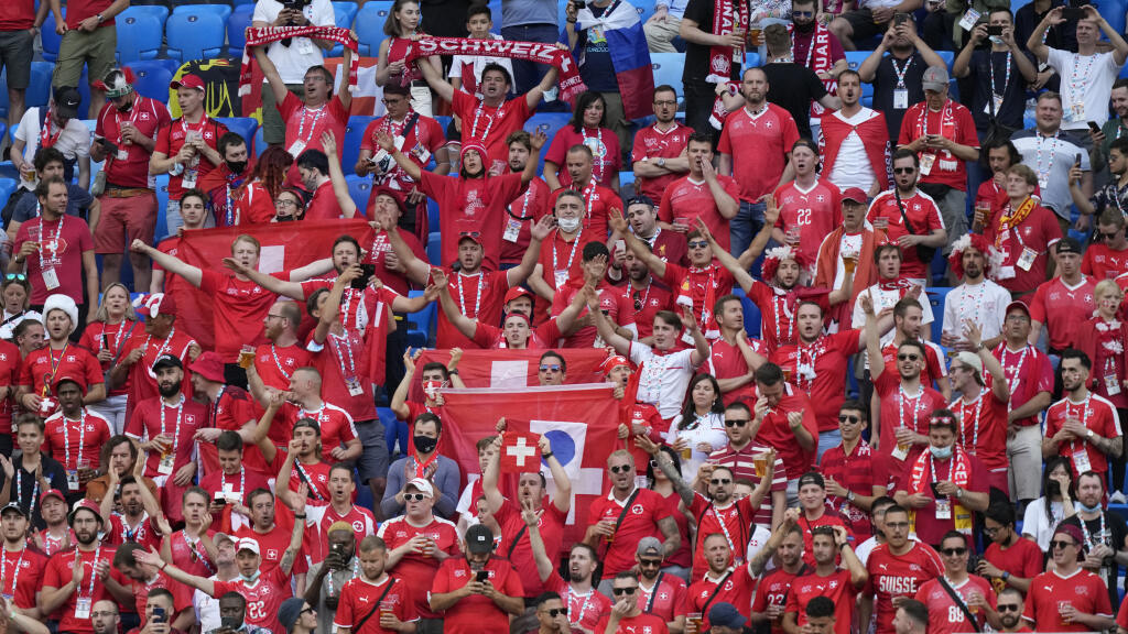 JB 24 Petrohrad - Švajčiarski fanúšikovia skandujú pred zápasom štvrťfinále Švajčiarsko - Španielsko na EURO 2020 vo futbale v Petrohrade 2. júla 2021. FOTO TASR/AP
Switzerland supporters cheer during the Euro 2020 soccer championship quarterfinal match between Switzerland and Spain at Saint Petersburg stadium in St. Petersburg, Russia, Friday, July 2, 2021. (AP Photo/Dmitri Lovetsky, Pool)
