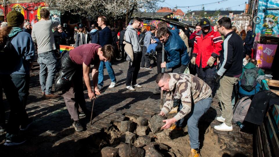 Obyvatelia slávnej kodanskej hipisáckej enklávy Christiania začali pred týždňom rozoberať jej hlavnú ulicu Pusher Street známu obchodom s kanabisom.