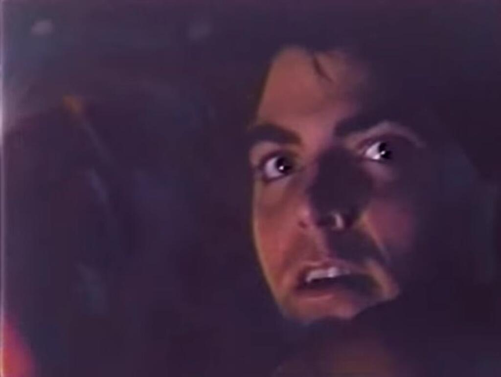 George Clooney: Grizzly II: The Concert (1983): Diváci si ho obľúbili v seriálovej Pohotovosti a preslávil sa v Dannyho parťákoch, debutoval však roky predtým v horore o obrovskom ľudožravom medveďovi, ktorý ho zmrzačil počas radovánok s milenkou. Film sa nikdy nedostal do oficiálnej distribúcie. Clooneyho kino-debut prišiel v roku 1987 a opäť bol hororový, s titulom Návrat do hrôzy.