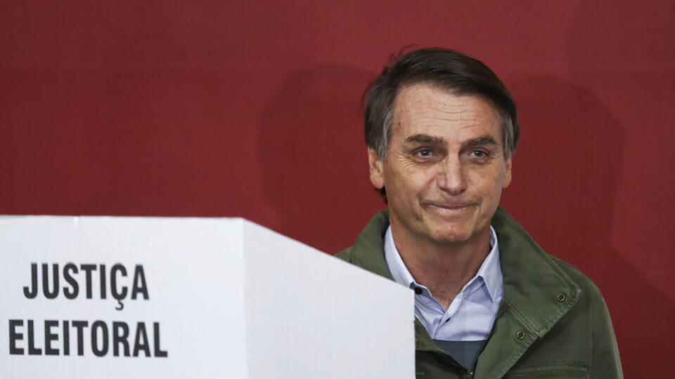 JB 48 Rio de Janeiro - Brazílsky prezidentský a krajne pravicový kandidát Jair Bolsonaro počas elektronického hlasovania v druhom kole prezidentských volieb vo volebnej miestnosti v Rio de Janeiro 28. októbra 2018. V Brazílii sa v nedeľu ráno miestneho času začalo druhé a rozhodujúceho kolo prezidentských volieb. V súboji sa stretli dvaja najúspešnejší kandidáti z prvého kola - krajne pravicový kandidát Jair Bolsonar a ľavicový líder Fernando Haddad. Svoj hlas môže v nedeľu odovzdať 147 milióna